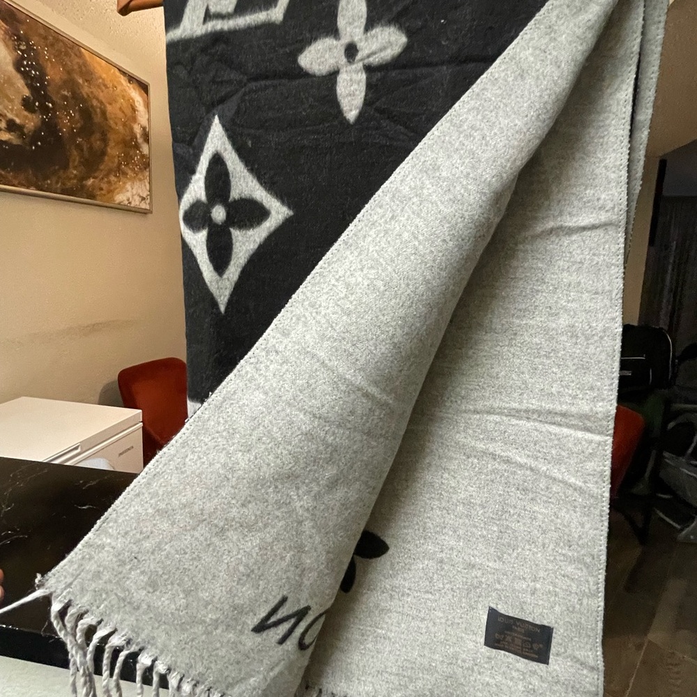 Elegant Black and Gray woman’s Scarf